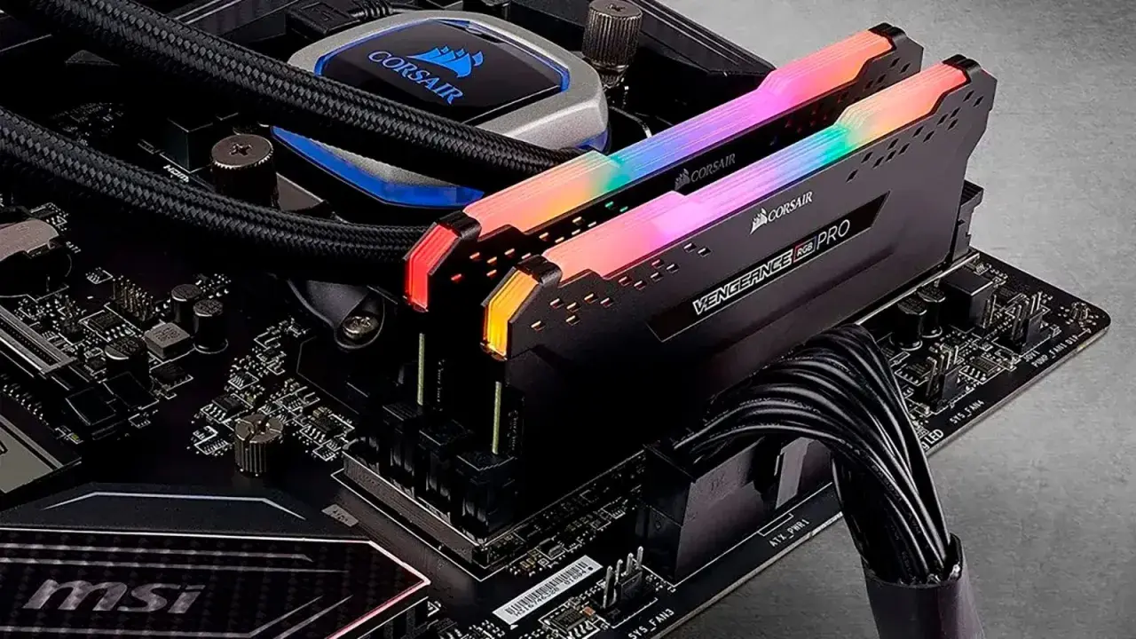 Dos módulos de memoria RAM Corsair Vengeance RGB Pro con iluminación arcoíris instalados en una placa base MSI, funcionando en dual channel.