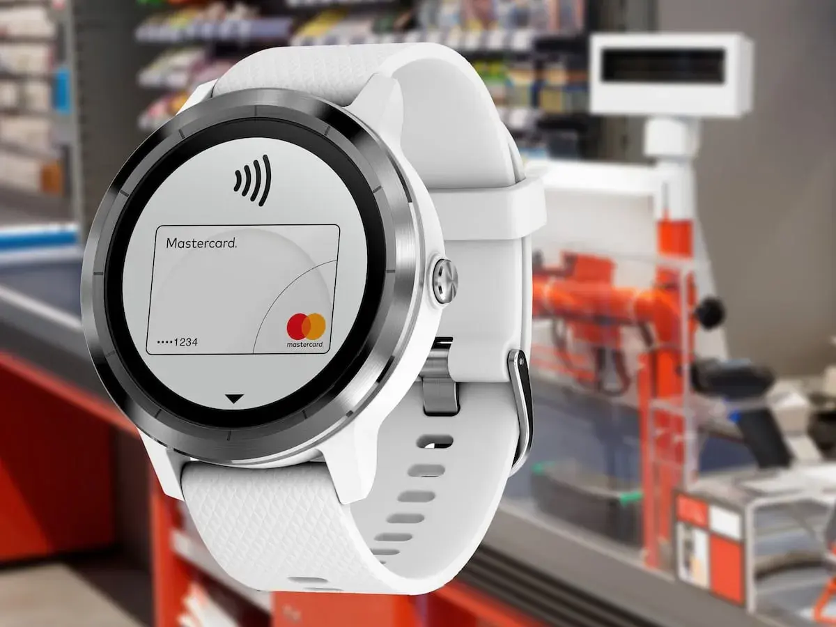 Weiße Smartwatch mit Mastercard-Zahlungsfunktion, bereit für kontaktloses Bezahlen im Geschäft.