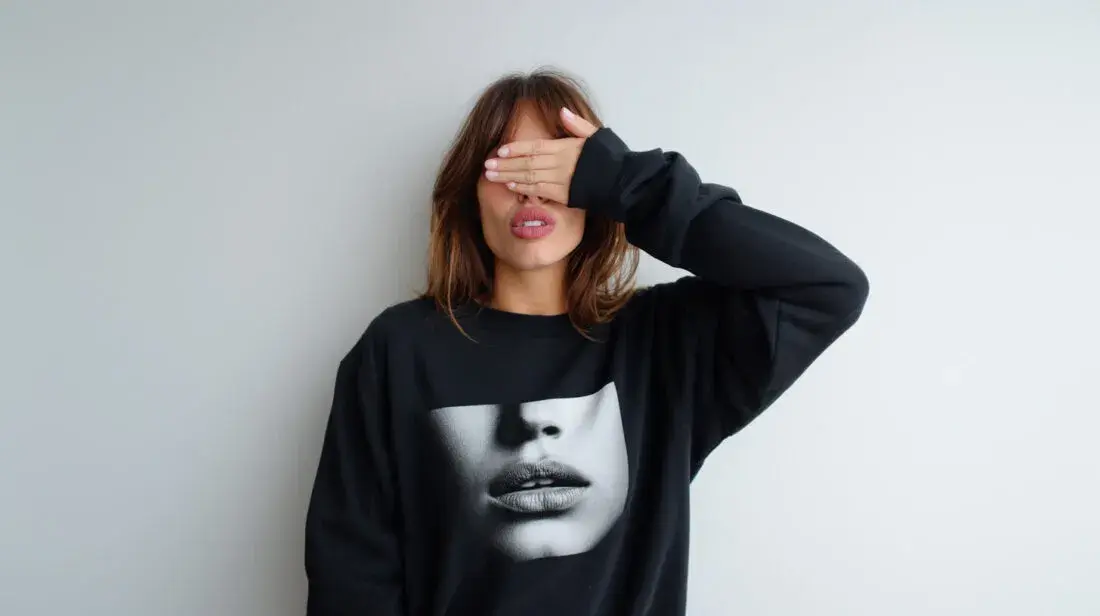 Dlaczego dziewczyny chcą bluzy? Odkryj emocje i komfort w modzie