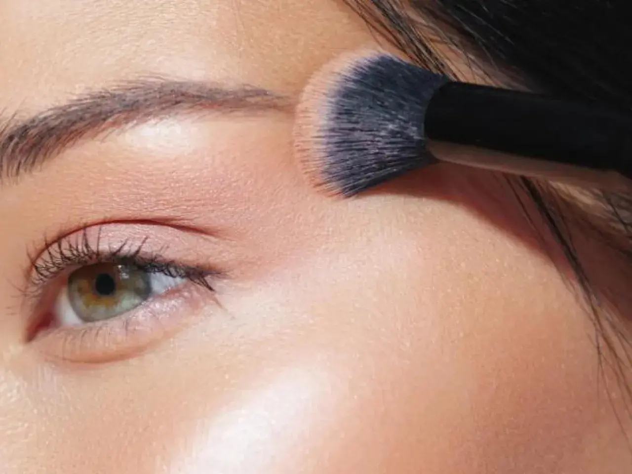 Aplicando el maquillaje para la Feria de Abril, un toque de color en el rostro para celebrar.