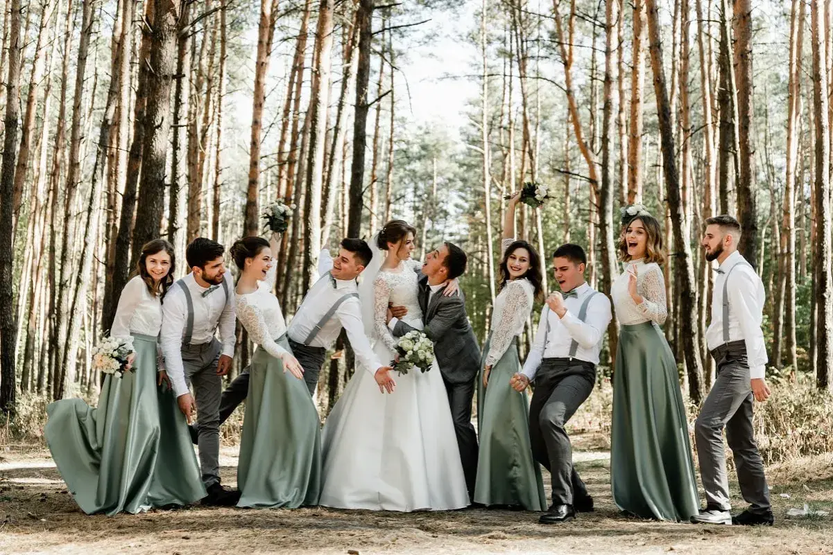Para weselna w lesie, druhenki w zielonych sukniach, drużba w szarych szelkach. Ile daje się na wesele? Zależy od serca!