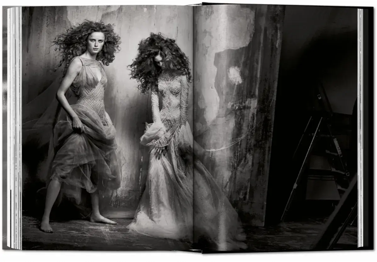 Iconiche modelle con capelli voluminosi in abiti eterei, un'opera di peter lindbergh photography.