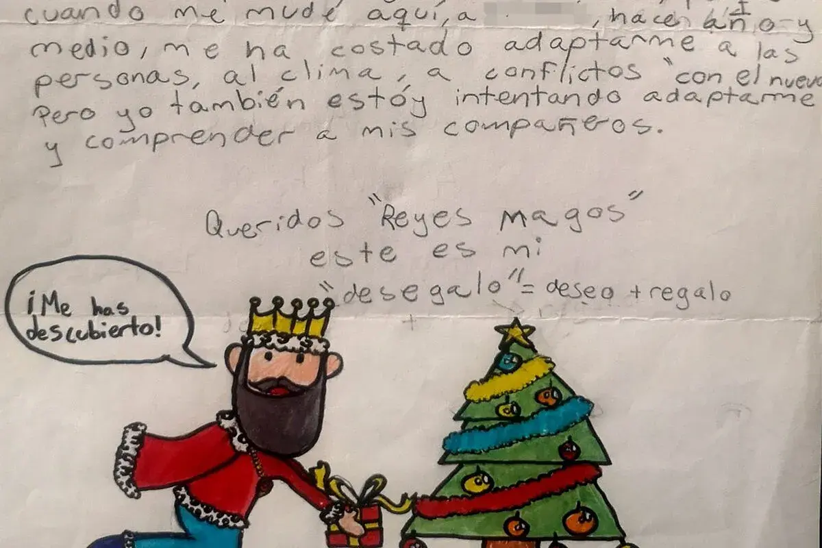 Dibujo de un Rey Mago entregando un regalo junto a un árbol de Navidad. Es una carta de Reyes Magos para niños que se portan mal, con un mensaje de adaptación.