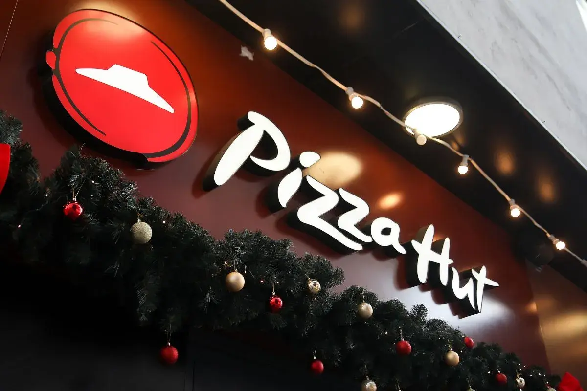 Świąteczne dekoracje i logo Pizza Hut. Sprawdź Pizza Hut promocje czwartek!
