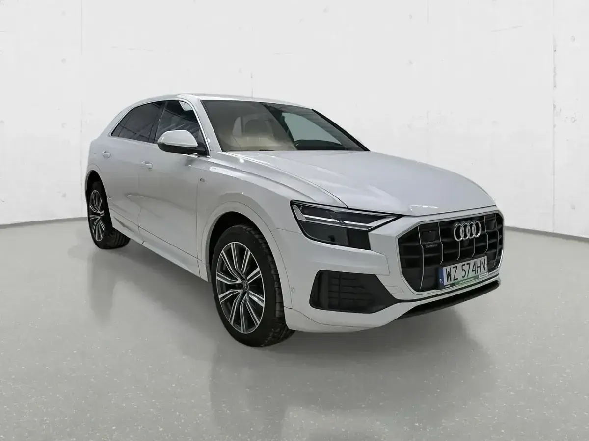 Białe Audi Q8 na tle białej ściany. Sprawdź atrakcyjną audi q8 cena i wybierz swój wymarzony SUV.