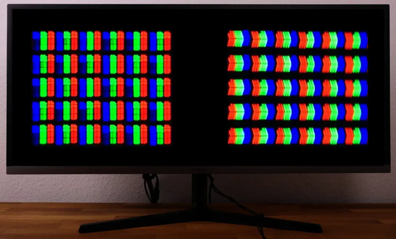 Vergleich von Pixelstrukturen auf einem Monitor: Links rechteckige Subpixel, rechts pfeilförmige, ideal für VA oder IPS Panel Gaming.