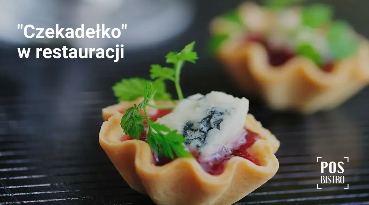 Czekadełko" w restauracji: kruche babeczki z dżemem i serem pleśniowym, idealne jako amuse bouche.
