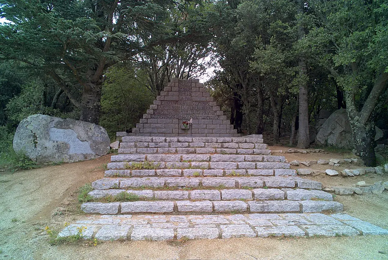 Monumento en la ruta de l'exili, con escalinata de piedra y un gran monolito.