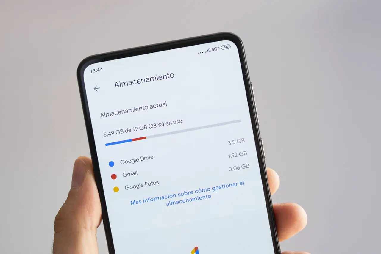 Pantalla de móvil mostrando el uso de almacenamiento, con Google Drive, Gmail y Google Fotos. Así se ve qué es Google One.