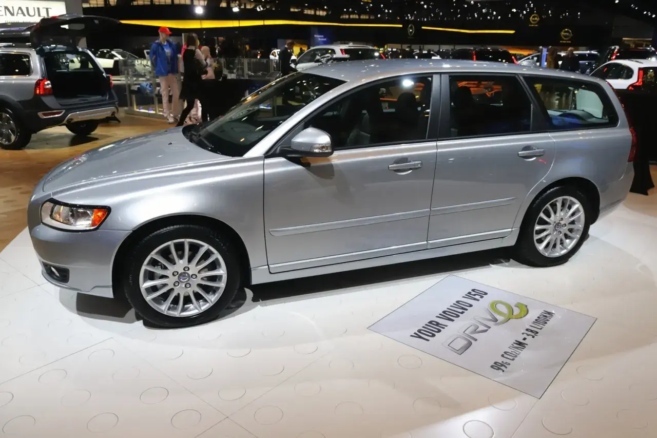 Srebrne Volvo V50 2.4 benzyna na wystawie. Eleganckie kombi z felgami aluminiowymi.