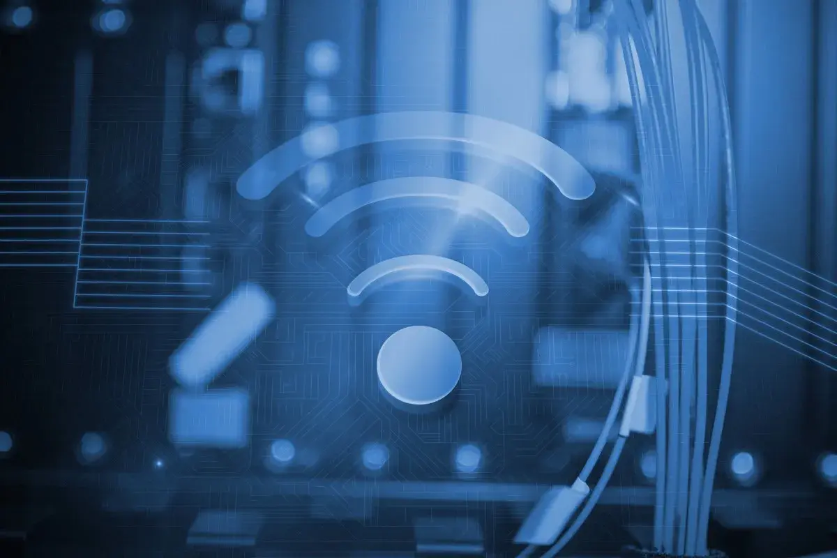 Brak karty sieciowej w laptopie. Symbol Wi-Fi na tle obwodów drukowanych.