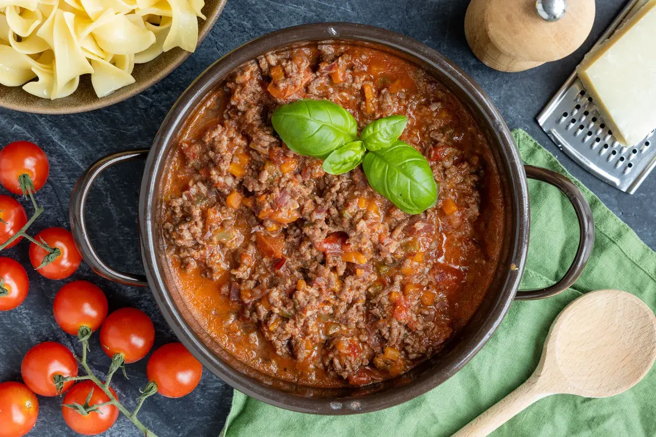 Herzhafte Bolognese-Sauce, perfekt für italienische Spaghetti-Gerichte. Frische Tomaten und Basilikum runden das Rezept ab.