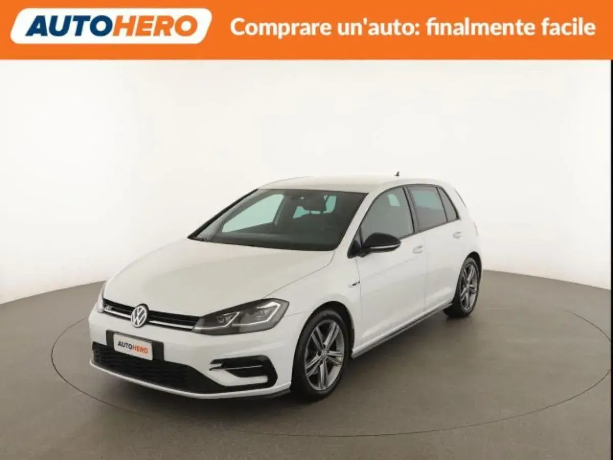 Macchina Golf 7 bianca, sportiva e moderna, pronta per nuove avventure.