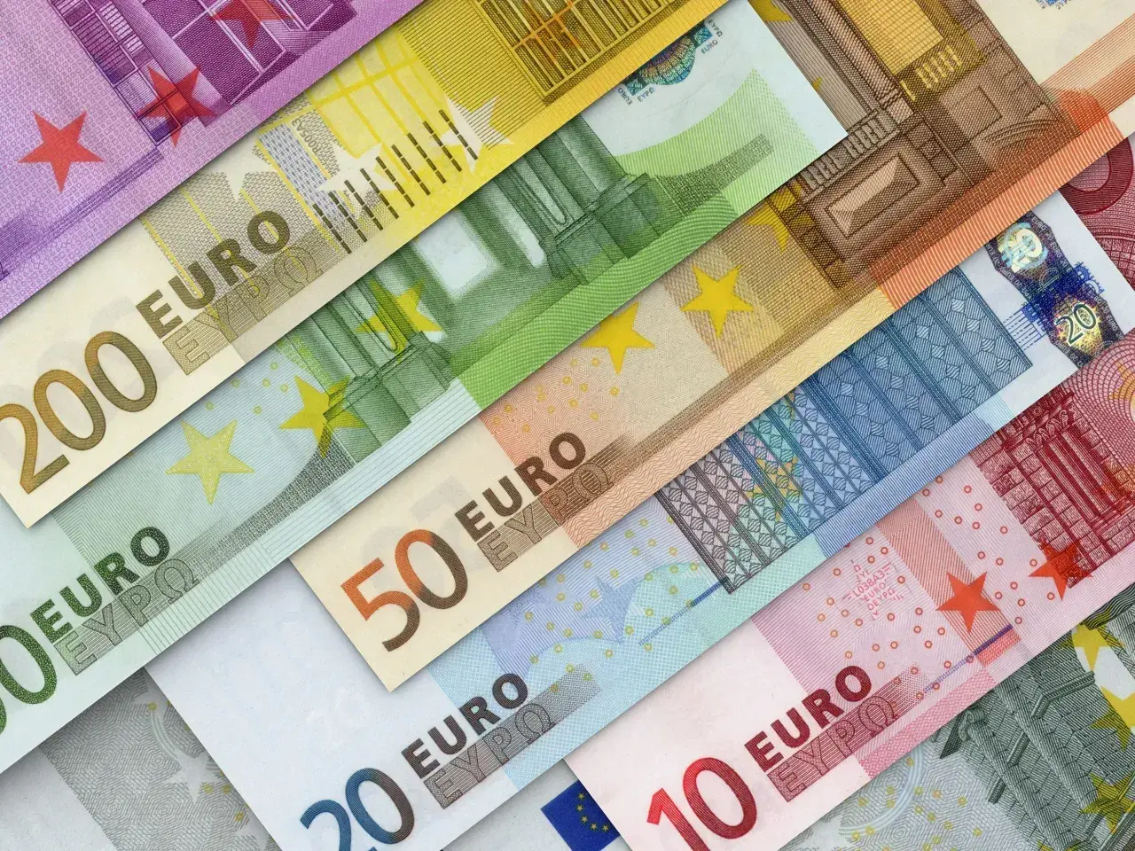 Różne nominały euro, od 10 do 200, ułożone ukośnie. Wkrótce chorwacka waluta będzie euro.