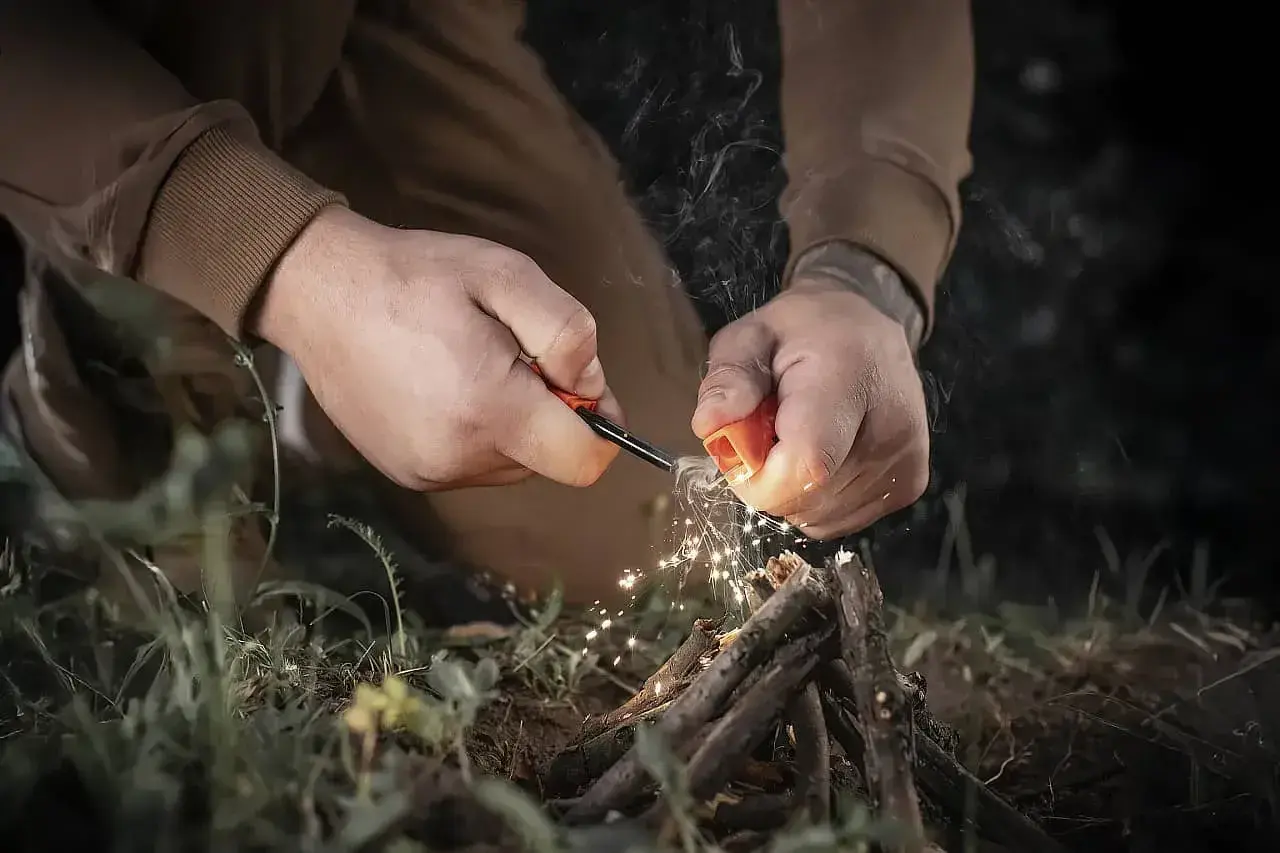 Rozpalanie ogniska krzesiwem to podstawa bushcraftu. Wiedza, jak to zrobić, jest kluczowa.