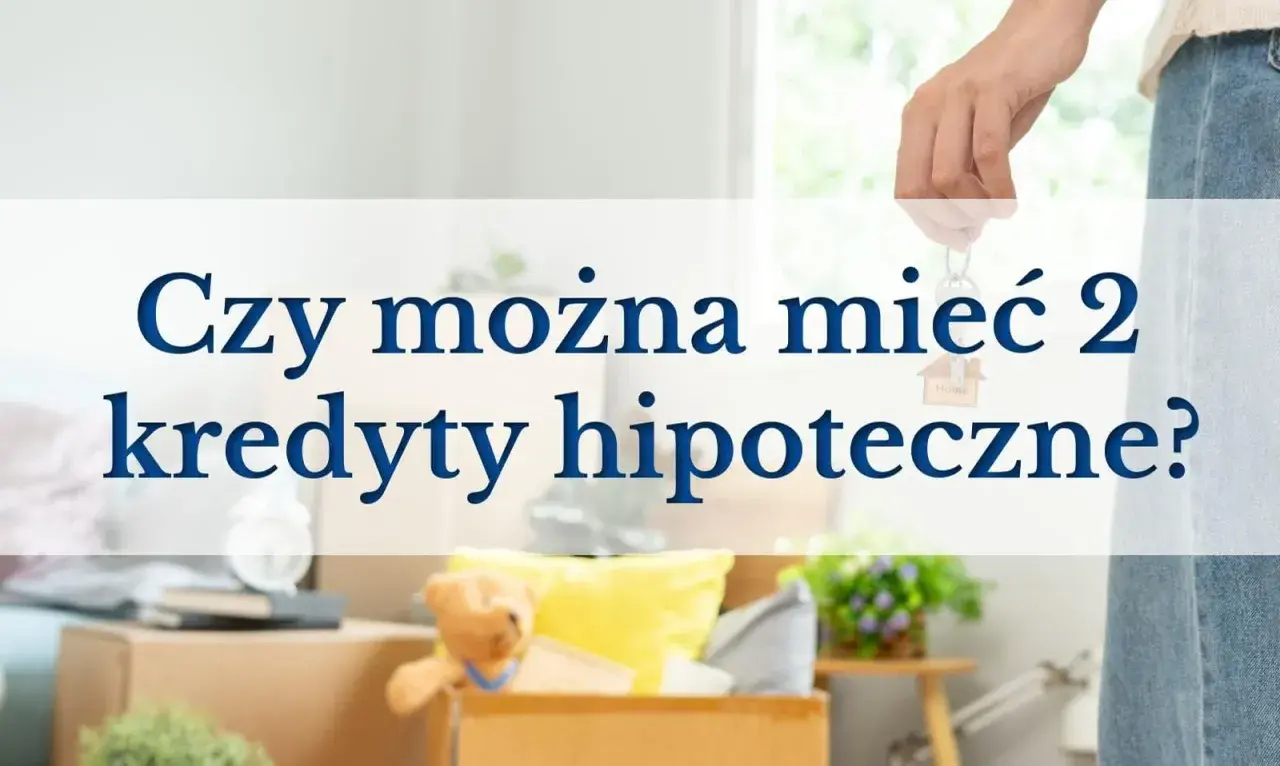 Czy można mieć dwa kredyty hipoteczne? Dłoń trzyma klucze z zawieszką "Home" na tle kartonów z rzeczami.