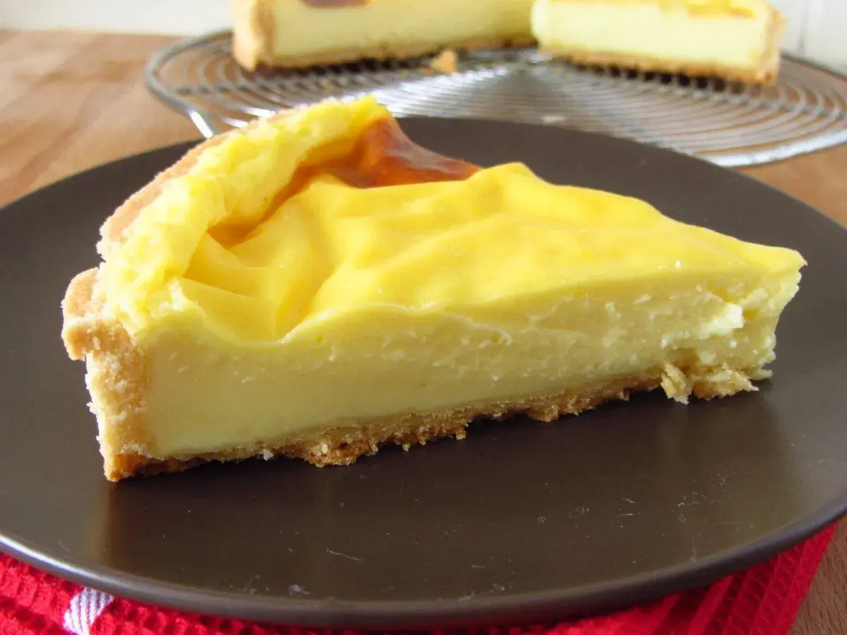 Une part de tarte onctueuse à la crème pâtissière, parfaite pour une recette facile.