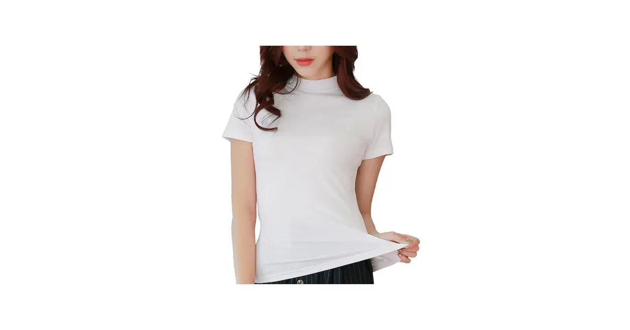 Frau in weißem T-Shirt mit Stehkragen und kurzen Ärmeln.
