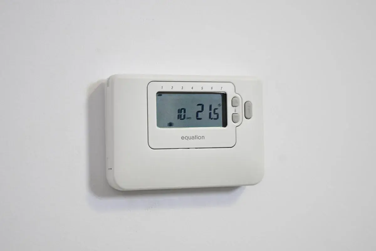 Termostato de la calefacción Equation, mostrando 21.5 grados y el día 10.