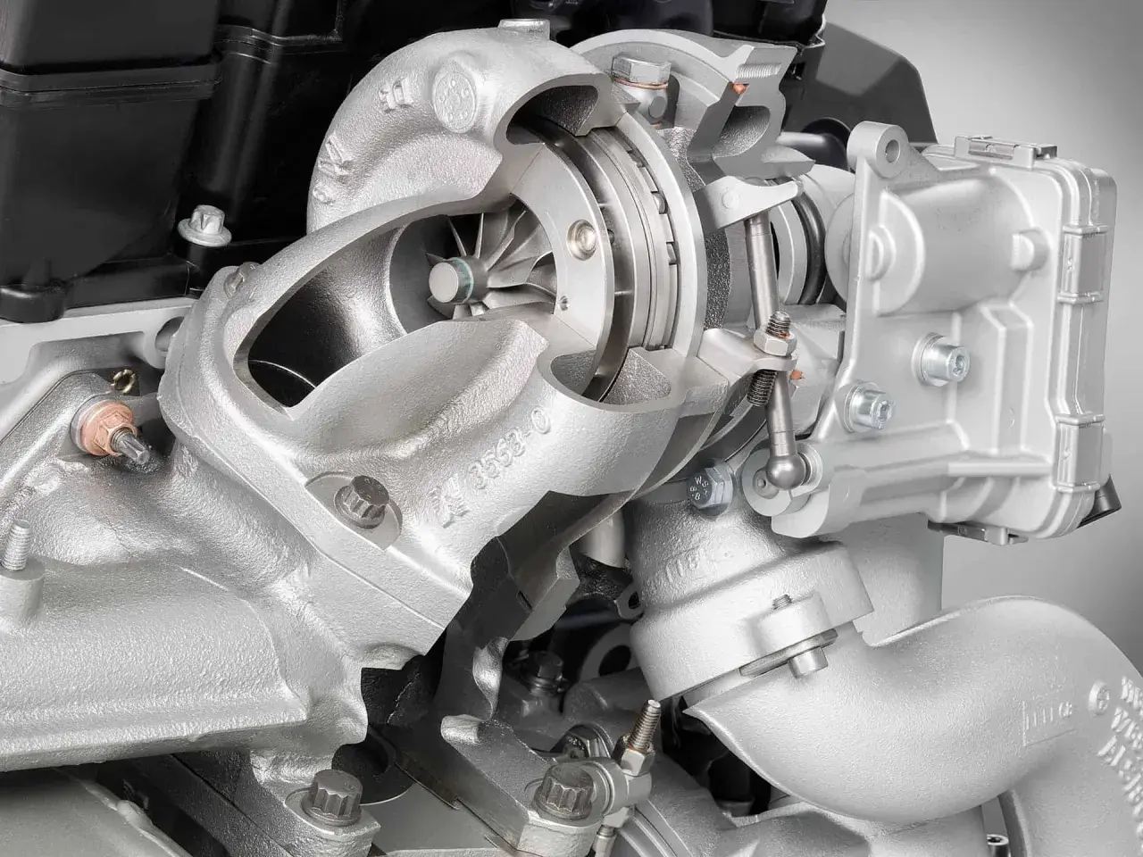 Silnik z podwójnym turbodoładowaniem, zapewniający twin power turbo.