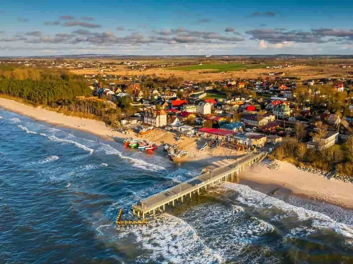Idealne miejsce, gdzie nad morze z dzieckiem. Molo, plaża, kolorowe łodzie i urokliwe miasteczko.