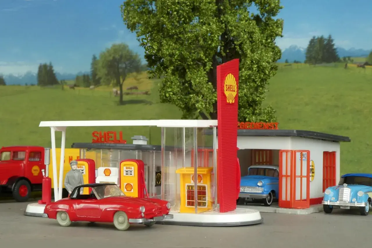 Miniaturowe stacje paliw Shell z prysznicem, gdzie kierowcy mogą odświeżyć się po długiej podróży.