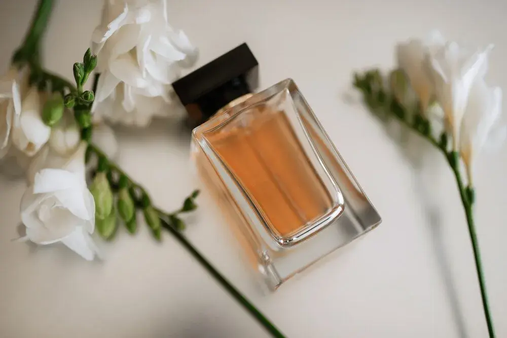 Perfumem czy perfumami? Jedyna poprawna forma i wyjaśnienie