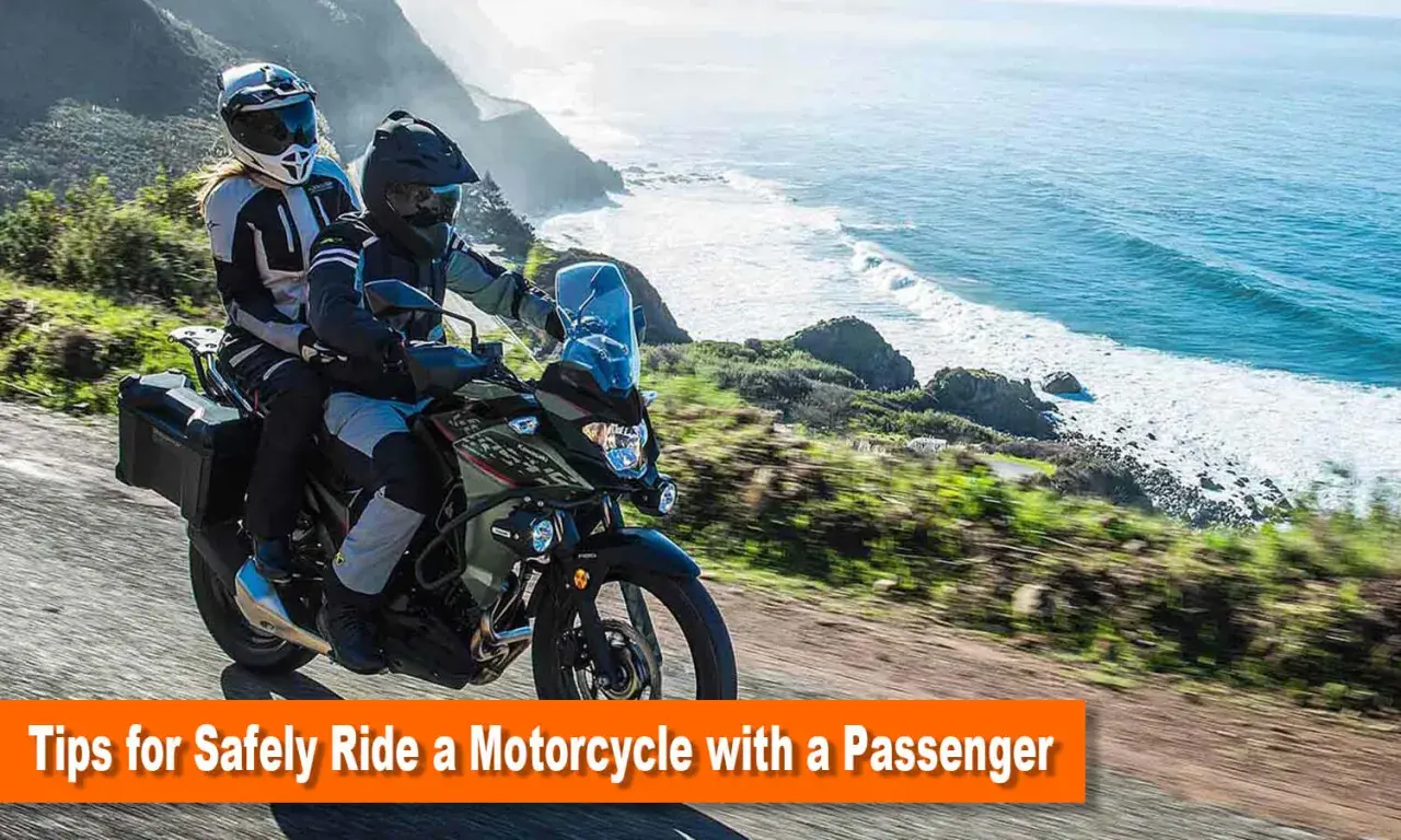 Coppia in moto lungo la costa, con il passeggero in posizione sicura.