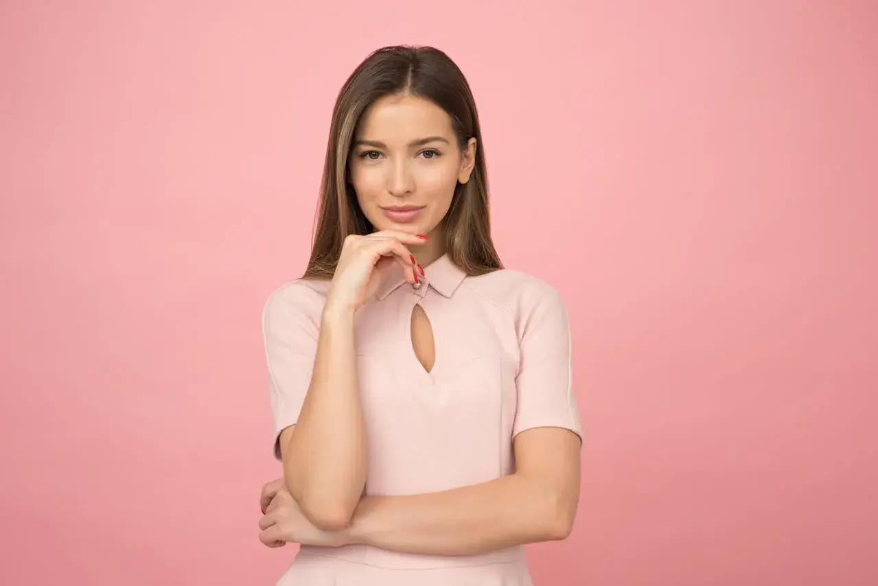Elegancka kobieta w różowej sukience, idealna stylizacja na 20 stopni.