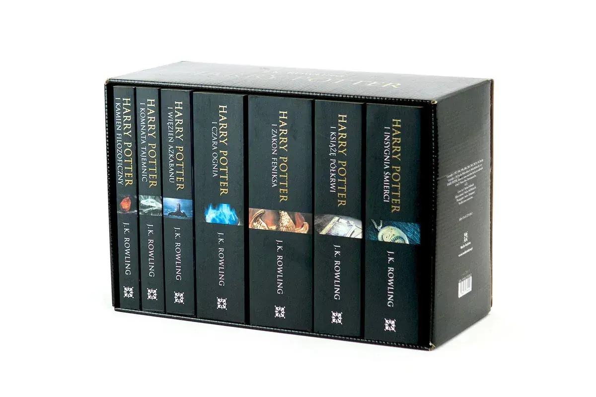 Kolekcja książek Harry Potter, w tym "Harry Potter i Komnata Tajemnic", w czarnym pudełku.