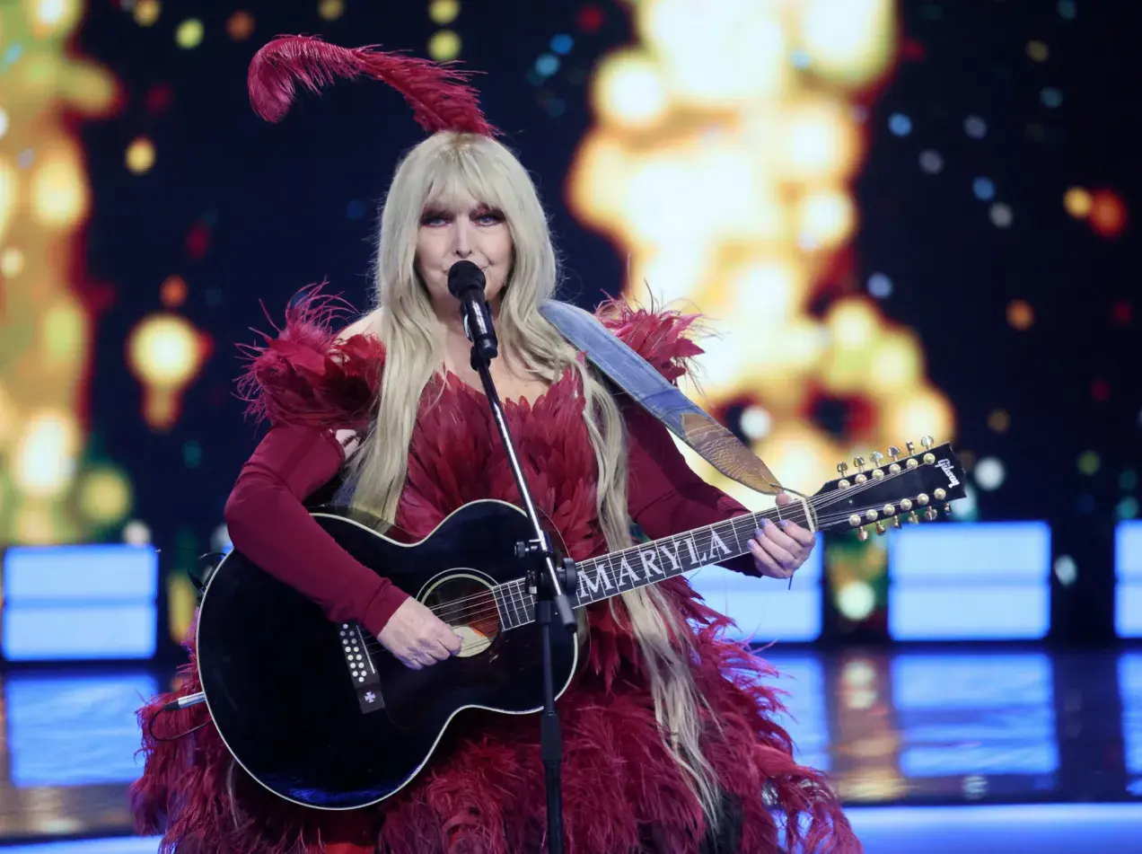 Maryla Rodowicz w pióropuszach i z gitarą, gotowa by zaśpiewać wszystkie przeboje.
