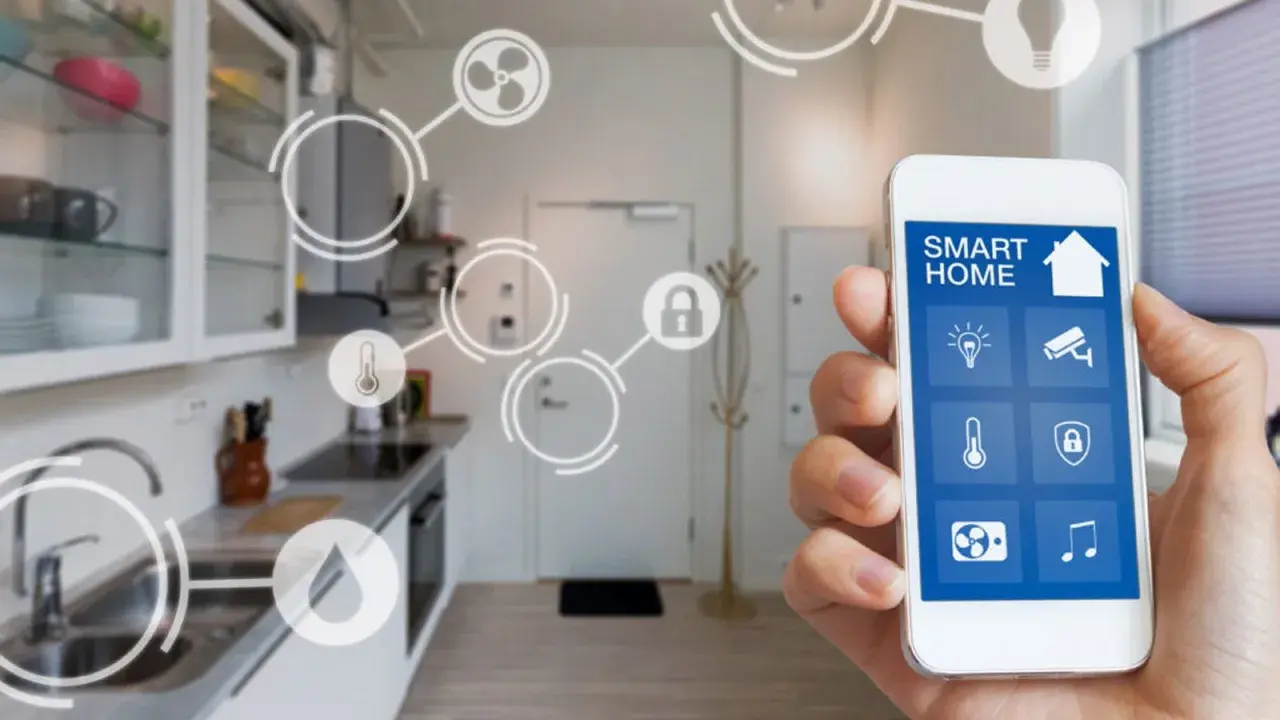 Controla tu hogar inteligente desde tu móvil. La app muestra iconos de luz, cámara, termómetro, cerradura, ventilador y música.