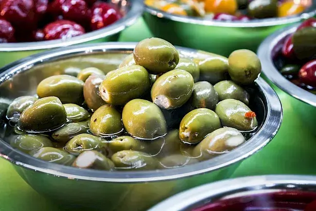 Ile kalorii ma oliwa z oliwek? Sprawdź, jak wpływa na dietę
