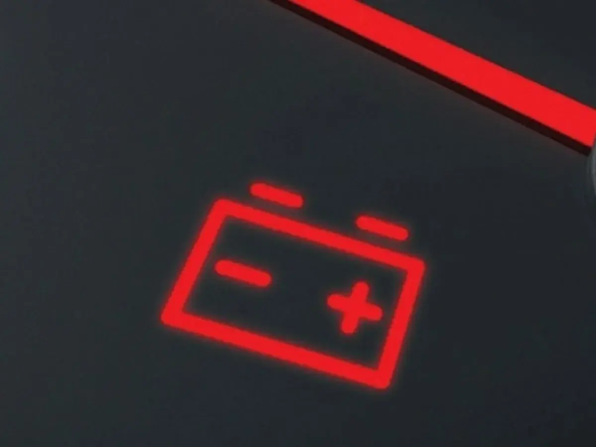 Spia batteria accesa sul cruscotto, un segnale rosso che indica un problema, ma l'alternatore carica.