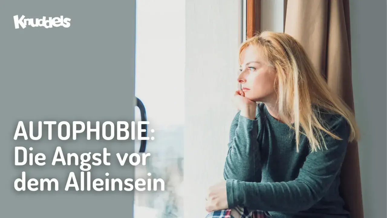Eine Frau blickt nachdenklich aus dem Fenster. Der Text "AUTOPHOBIE: Die Angst vor dem Alleinsein" thematisiert diese psychische Herausforderung.