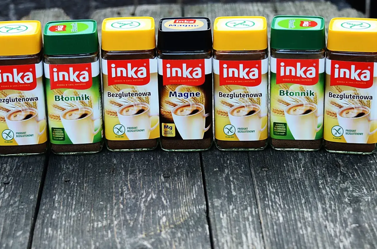 Siedem słoików kawy Inka: bezglutenowa, z błonnikiem i magnezem. Idealna na poranną kawę, jak zrobić Inkę?