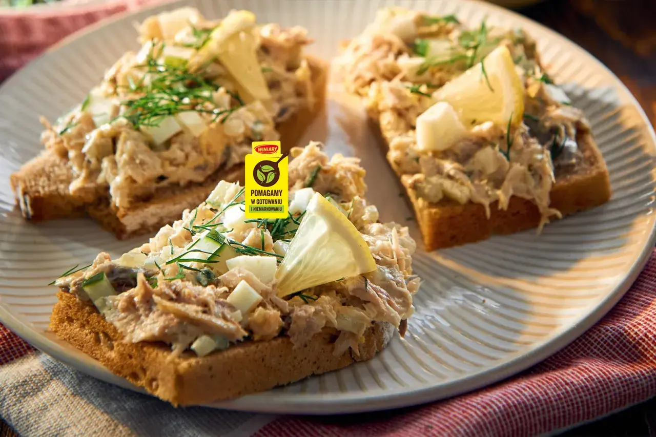 Pyszna pasta z makreli z jajkiem i ogórkiem na grzankach, ozdobiona koperkiem i cytryną. Idealna na szybką przekąskę.