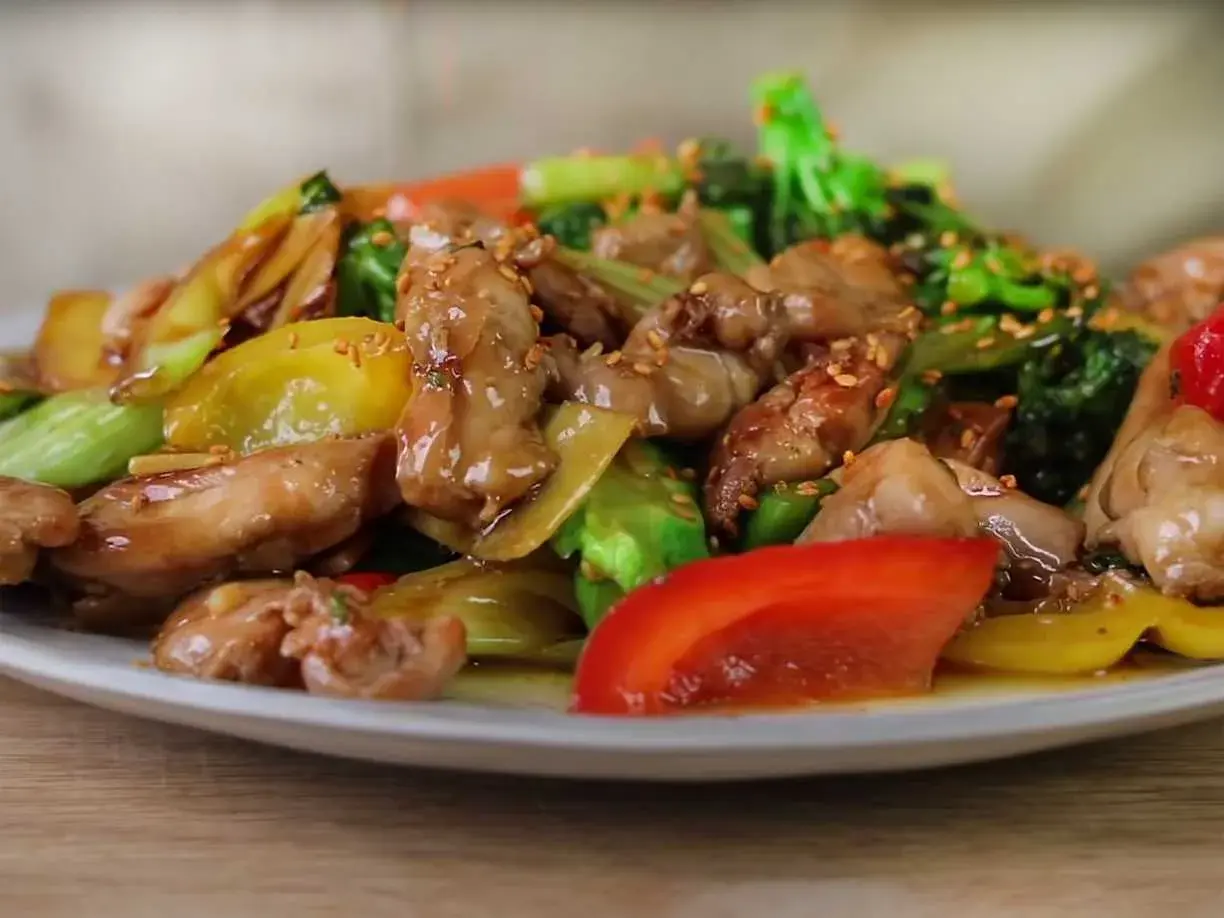 En läcker kyckling wok med broccoli, paprika och sesamfrön. En färgstark och hälsosam måltid.