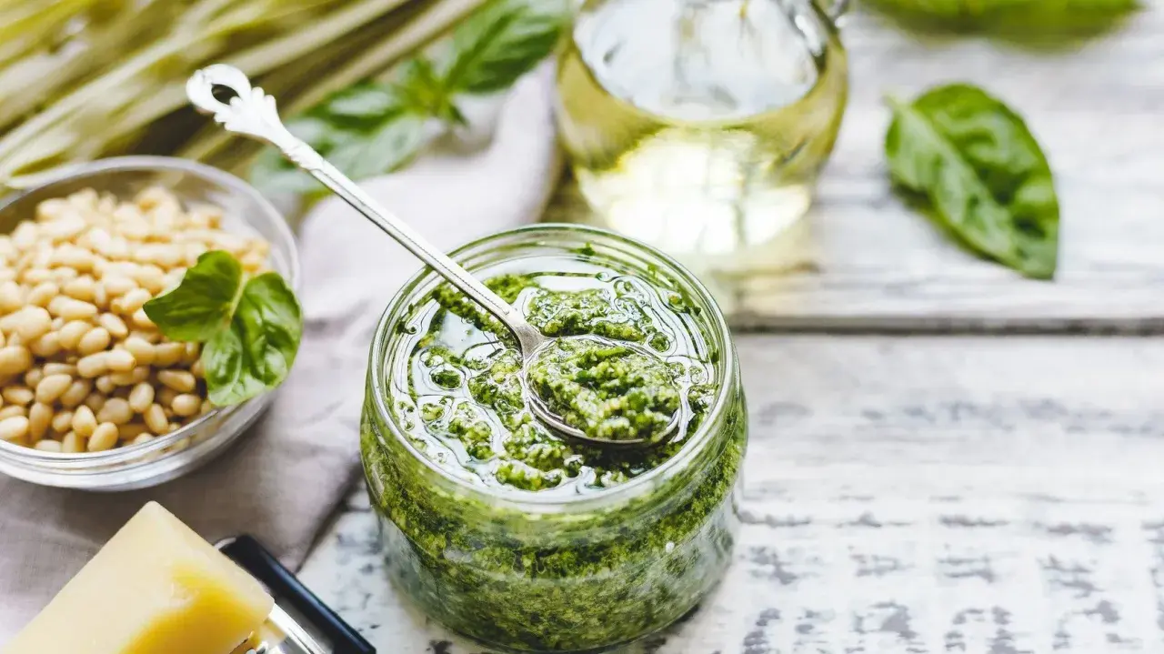 Frisches Pesto im Glas, bereit für die Zubereitung. Darf Baby Pesto aus dem Glas essen? Ja, wenn es selbstgemacht ist!