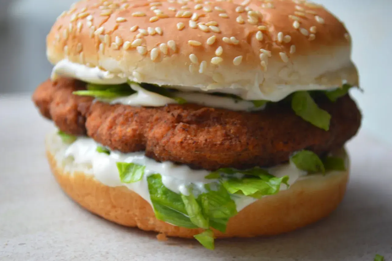 McChicken z chrupiącym kurczakiem, sałatą i kremowym sosem, który przypomina sos do McChickena.