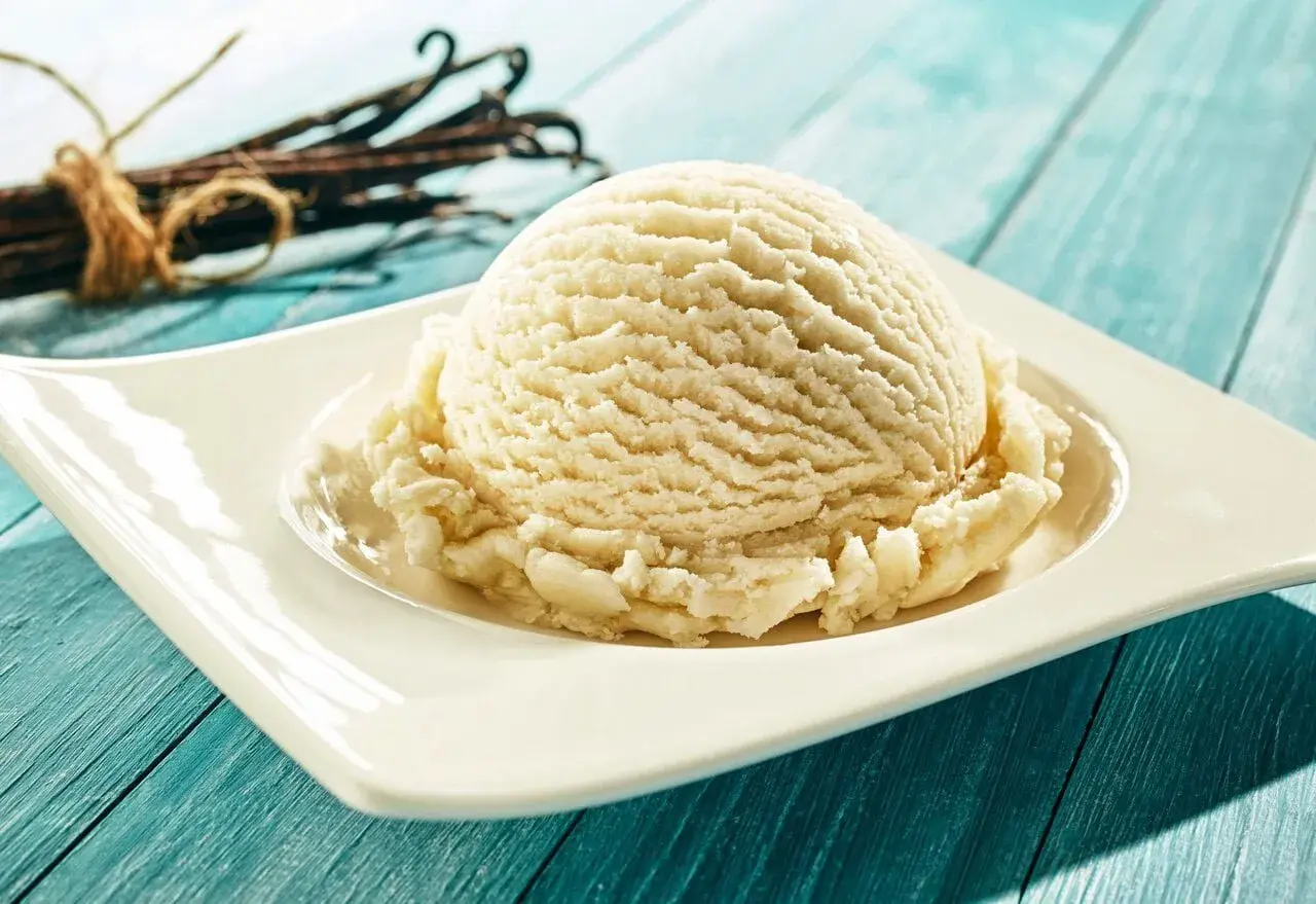 Une boule d'une délicieuse glace maison sans sorbetière, aux gousses de vanille.