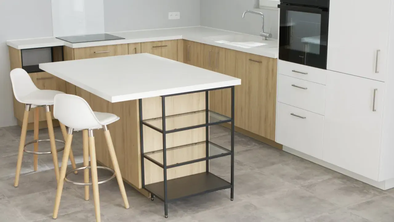 Un'elegante isola cucina fai da te con piano bianco e mensole in vetro, perfetta per una cucina moderna.