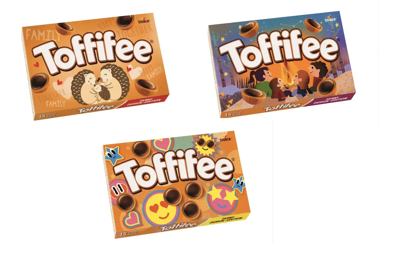Trzy opakowania Toffifee z różnymi grafikami: jeże, ognisko z ludźmi, emotikony.