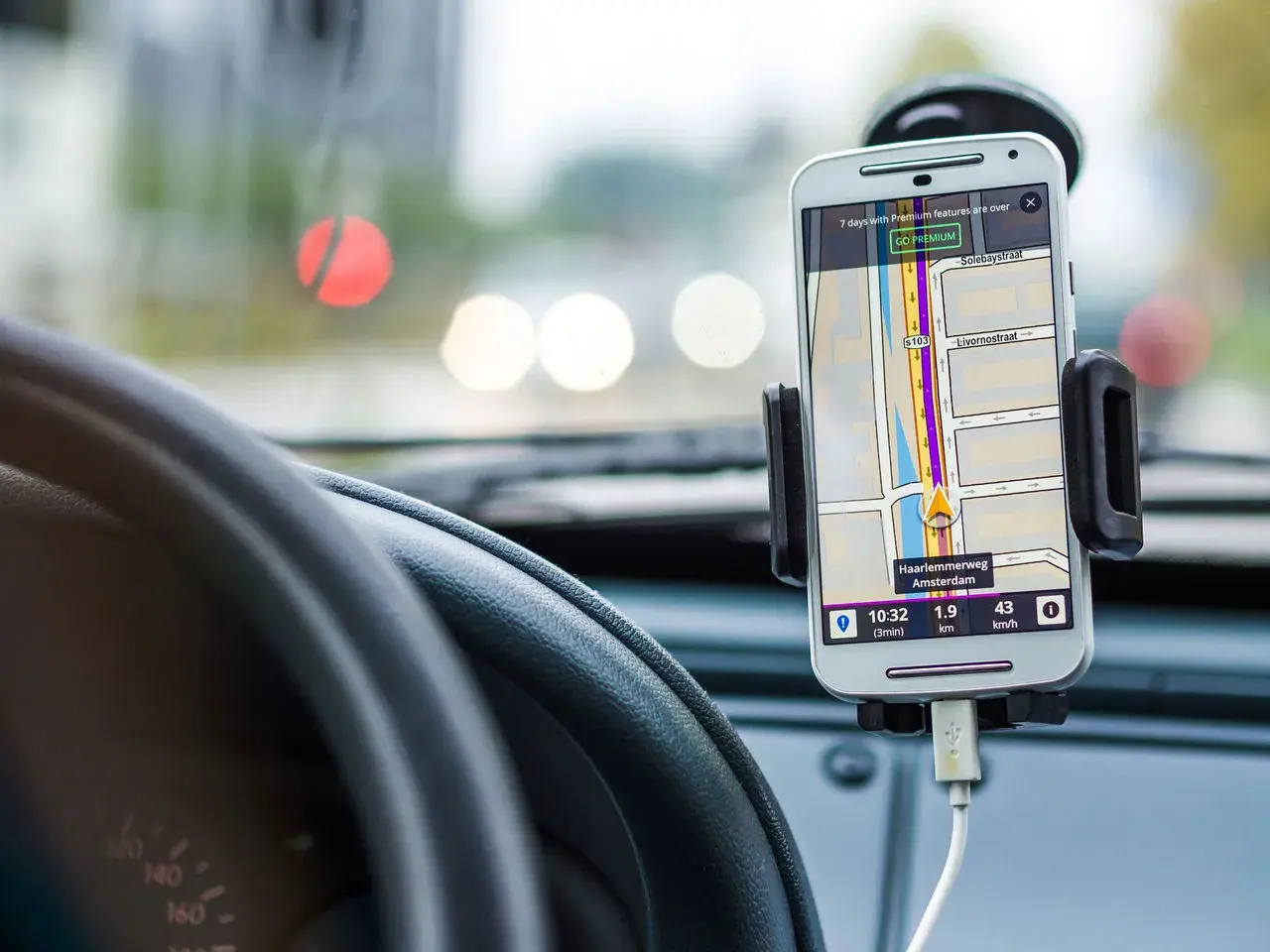 En mobiltelefon med GPS visar vägen i bilen. Föraren kan prata i telefon medan navigeringen pågår.
