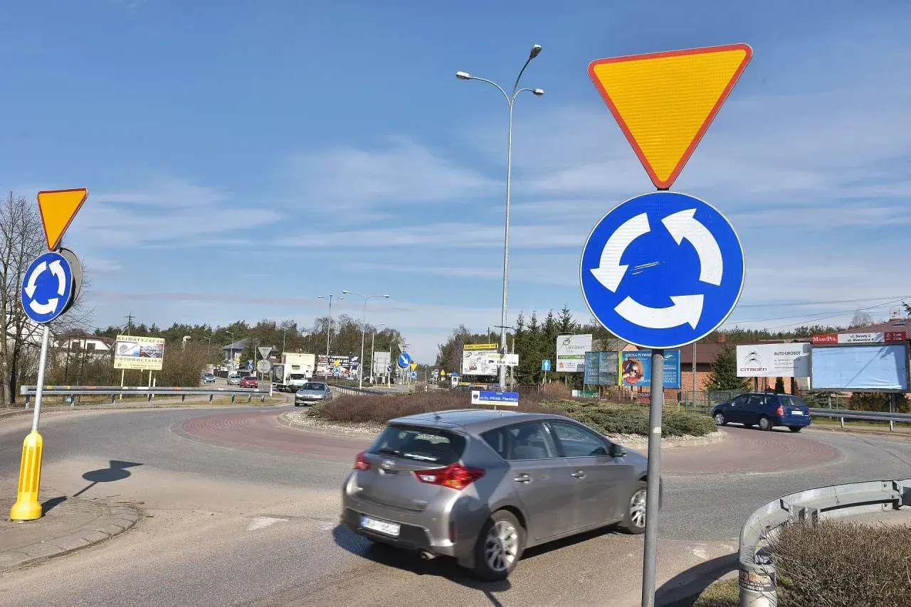 Rondo z ruchem okrężnym. Kierowca mógłby dostać mandat za wymuszenie pierwszeństwa bez kolizji, gdyby nie ustąpił pierwszeństwa pojazdom na rondzie.