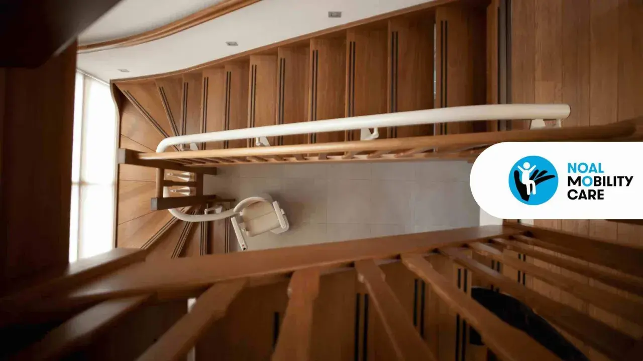 Montascale a poltroncina installato su scala condominiale in legno. Ottenere l'autorizzazione installazione montascale condominio è fondamentale per l'accessibilità.