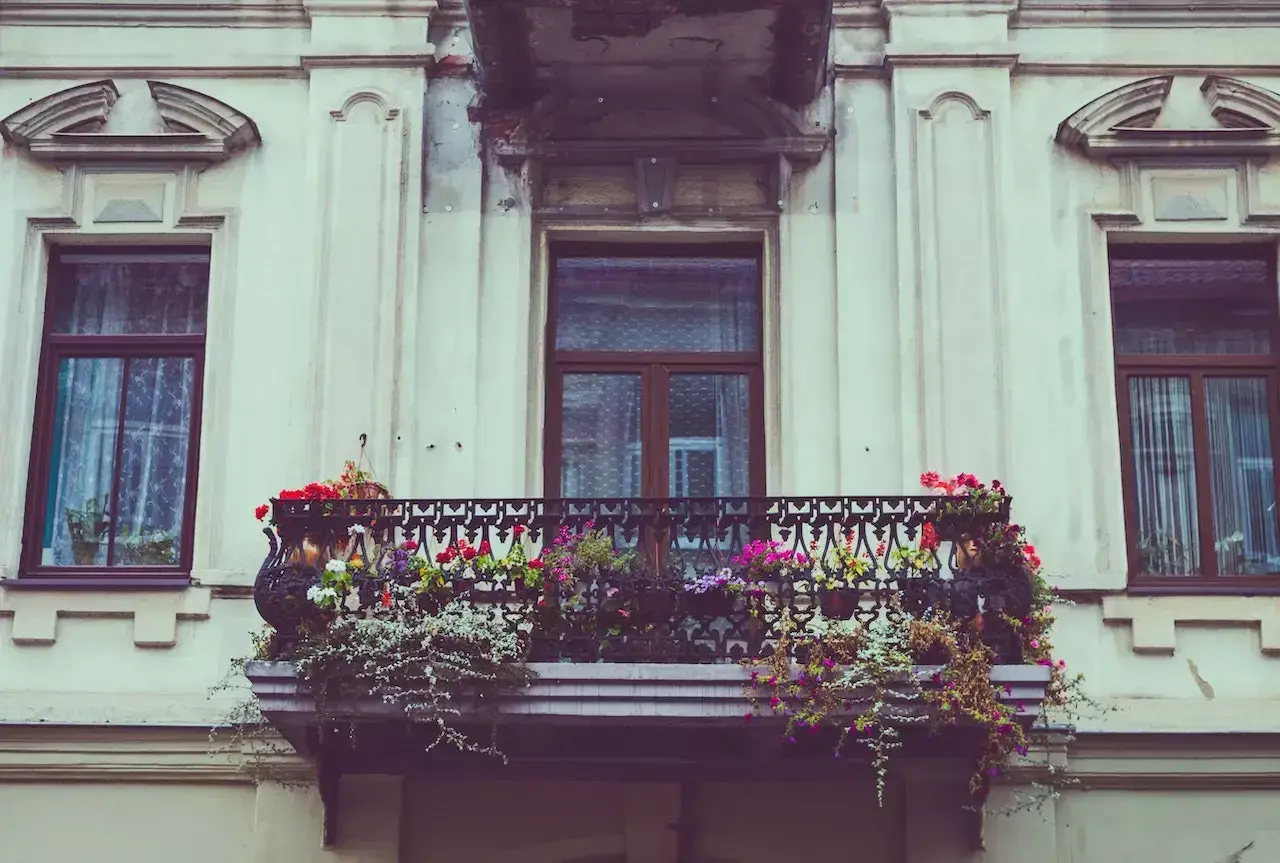 Balkon a metraż: Czy płacisz za niewliczane metry?