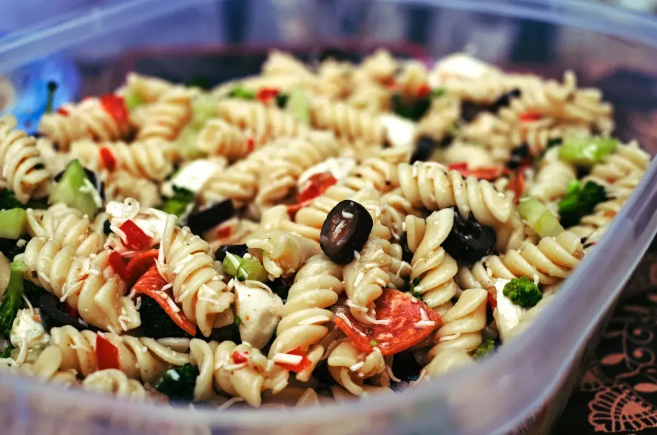 Leckerer Nudelsalat mit Oliven, Paprika und Brokkoli, perfekt als Beilage zum Grillen.