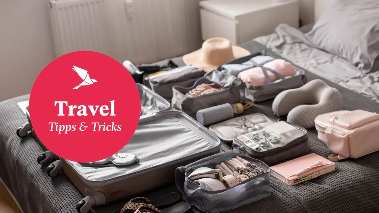 Koffer packen für den Roadtrip: Kleidung, Reisekissen, Kulturbeutel und mehr – alles für deine Reise-Essentials.