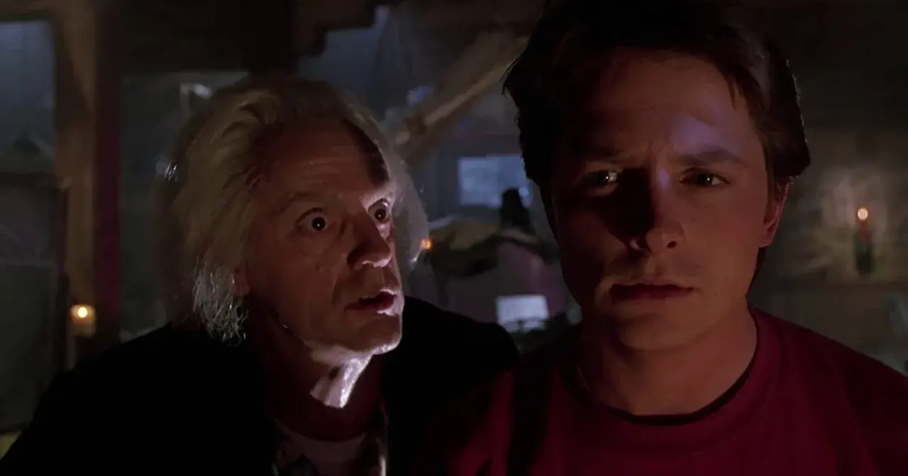 Marty i Doc Brown, jakby szykowali się do kolejnego powrotu do przyszłości 4. Ich miny sugerują, że coś się dzieje.